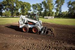 Аренда мини-погрузчика Бобкет для благоустройства территории в Москве и МО