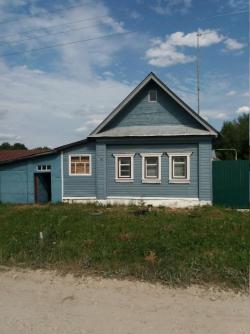дом в поселке у реки