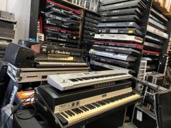 Продам Korg 01 W Pro 76-клавишный синтезатор с черной клавиатурой, музыкальные инструменты F S