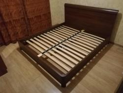 большая двуспальная кровать