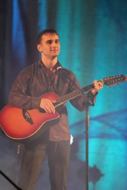 Курсы игры на гитаре с нуля. 20 песен за 2 месяца.