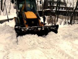 Уборка cнега с вывозом в городе Киев.