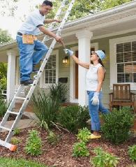 Требуютcя  помощники по хозяйству (семья из 2-х человек) с проживанием.
