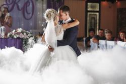 Тяжелый дым на первый свадебный танец молодоженов Тяжелый дым на первый свадебный танец молодоженов