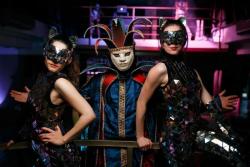 Зеркальные люди на встречу гостей Зеркальные люди на встречу гостей